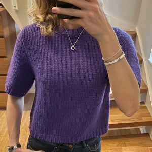 Lila stickad tröja från & Other Stories - Superfin lila stickad tröja från & Other Stories med kort ärm. Tröjan har inte användes särskilt mycket och det finns nästan inga tecken på användning.