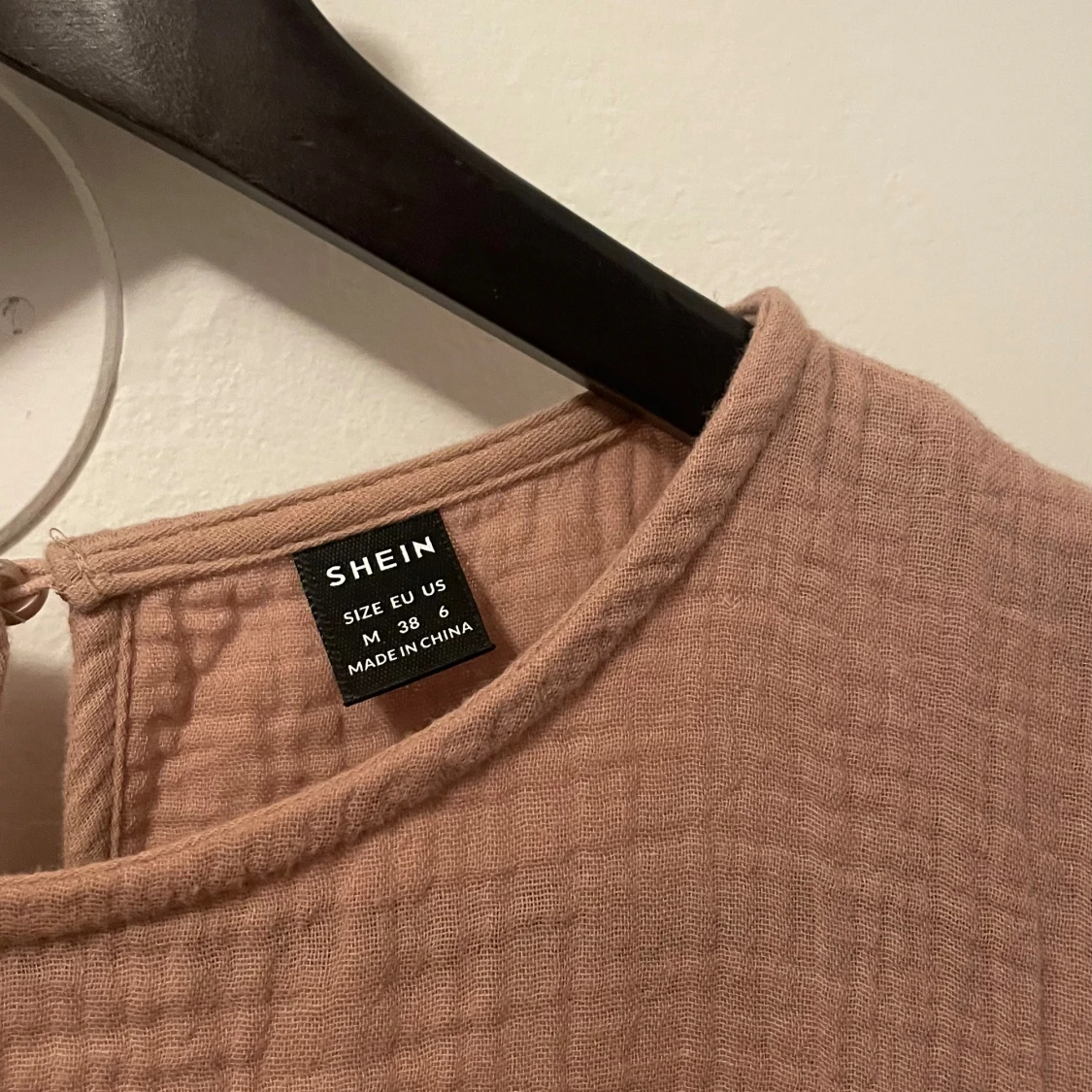 Beige blus med volang från SHEIN - 1