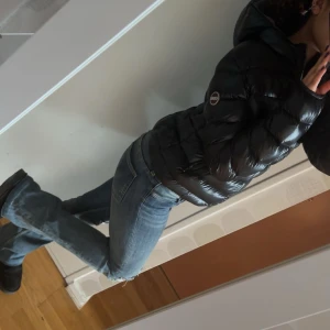 Colmar jacka - Jättesnygg Colmar jacka som är perfekt nu till vintern! Storlek 40 men sitter jättebra på mig som brukar ha S då den är liten i storleken! (Sitter som en M på mig vilket jag gillar då den inte är för tight) I väldigt bra skick och inga defekter! 💕