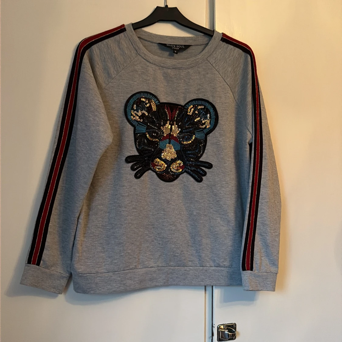 Grå sweatshirt med paljett-tiger Brave Soul