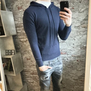 Ny Kashmir Hoodie - Nytt skick, inga defekter. Storlek S passar dig som är mellan 170-180cm ungefär. Modellen är 185 cm, 79 kg. Passar bra nu till vintern. Skriv för mer information!🤝