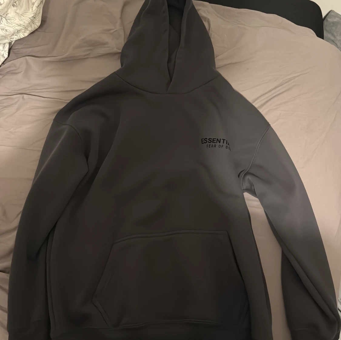 Mörkgrå Essentials hoodie