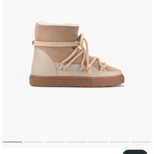  Beiga inuiikii -  Snygga beiga inuikii perfekt till vinter och supersköna och varma. Säljer då de är för små för mig men är det mycket bra skick näst intill helt nya🥰kan diskutera rimliga priser och skrov om ni önskar fler bilder😊