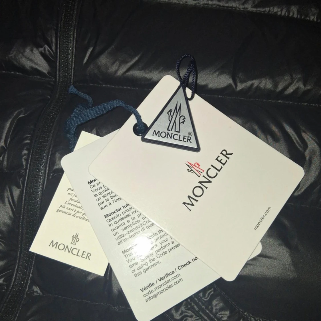 Svart Moncler pufferjacka med huva - 2