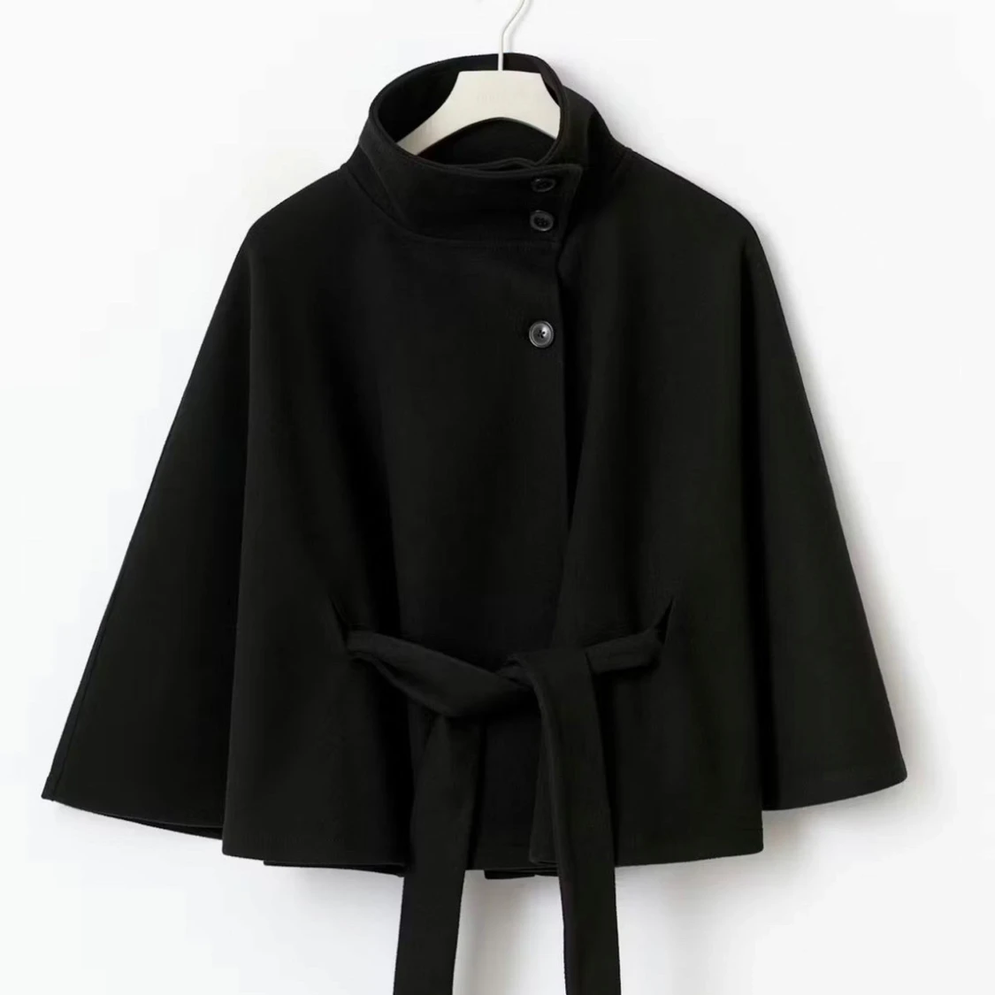 Svart kappa med bälte och hög krage - 1