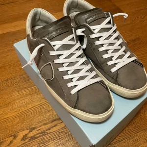 Philippe Model - Philippe Model PRSX Low-Top Sneakers Snygga sneakers i använt men fint skick. Märken finns på sulan vid hälen samt mindre slitningar under yttersulan. I övrigt är skorna i bra skick. Skicka ett meddelande för mer information eller fler bilder.