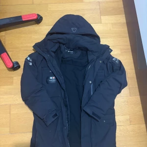 Svart Sail Racing Gore-Tex longjacket - Ficka med dragkedja finns på insidan. Säljer pga att den är oanvänd. Inga defekter som jag lagt märke till. Storlek S. Hör gärna av vid frågor. Pris är ej hugget i sten!