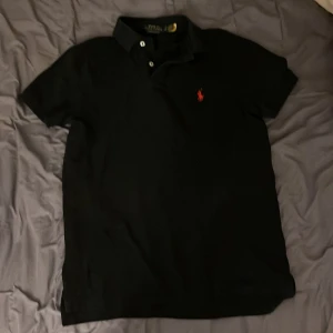 Svart pikétröja från Polo Ralph Lauren - Köpt för ca 1 år sedan säljs eftersom den inte använd