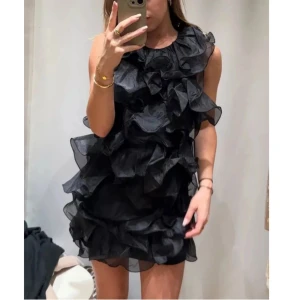 Svart volangklänning  - Eftertraktad och populär, samt slutsåld klänning köpt 2023. Aldrig använd, köptes för 800 kr på HM🖤🪩perfekt jul eller nyårsklänning 