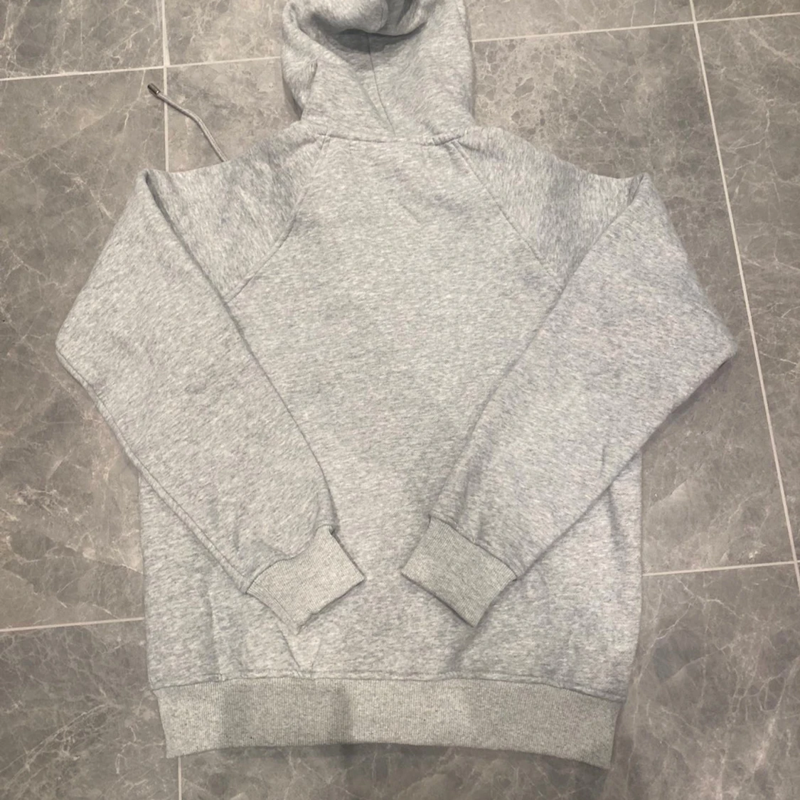 Grå hoodie från Burberry med half zip - 1