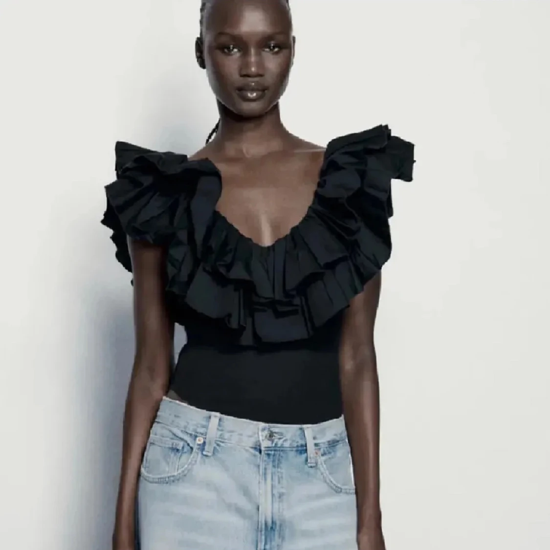 Svart volangbody med djup ringning💖 - 1