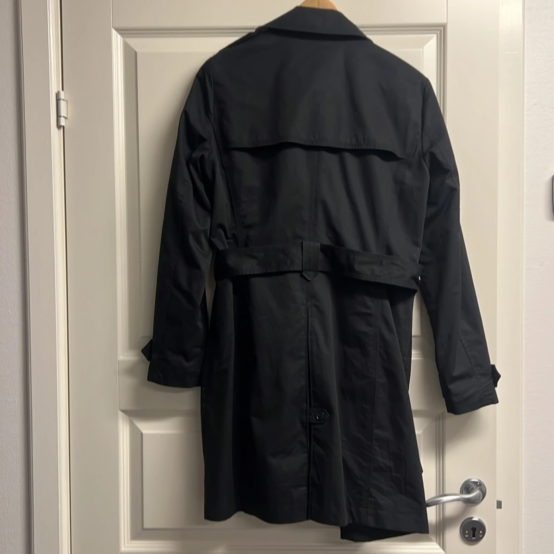 Svart trenchcoat från Esprit med bälte - 1