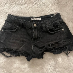 Lågmidjade shorts  - Säljer dessa lågmidjade shorts från Zara. Allt tvättas innan jag skickar💕