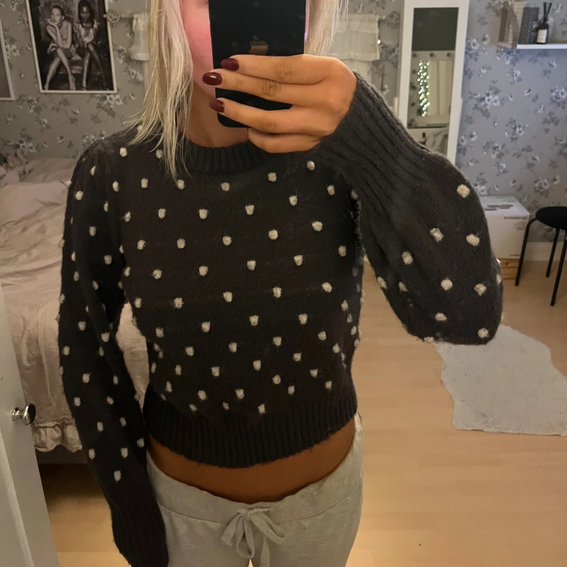 Mörkgrå prickig stickad tröja