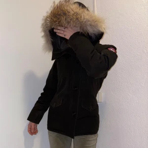 Svart parka montebello jacka från Canada Goose - Säljer nu min superfina & varma Canada Goose jacka, som gick på runt 17000kr ny! Lite nött på vissa av kanterna, men inte alla! (ett exempel finns på bild) men annars hel & fin! Mitt pris: 4000kr eller förslag! Strl S 🌸💞