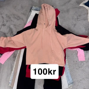 Ljusrosa croppad hoodie med huva - Säljer en ljusrosa croppad hoodie med huva och snörning. Tröjan har långa ärmar och är tillverkad i mjuk bomull, perfekt för chill dagar. Enkel och snygg design som passar till jeans eller mjukisbyxor.