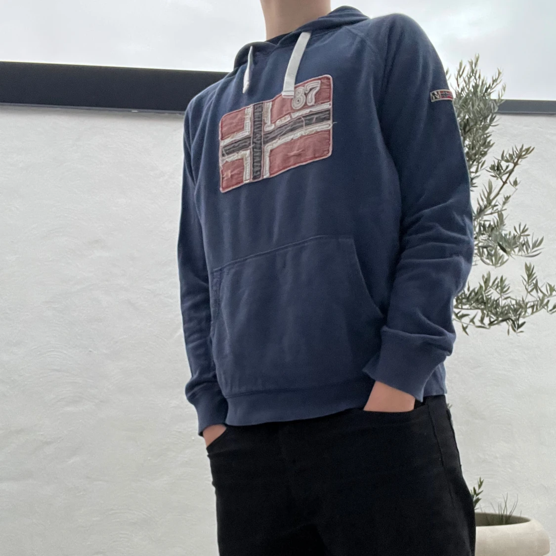 Blå hoodie från Napapijri med norsk flagga - 4