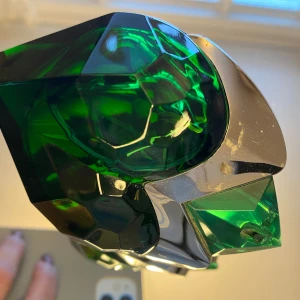 Parfym. Aura Mugler - Hejsan säljer nu min parfym det är en väldigt unik och exklusiv doft, den är alrig använd. Tyvärr fattas förpackningen då jag säljer den åt min mamma! 90ml ordinarie pris i butik 1899. Priset går att diskutera 