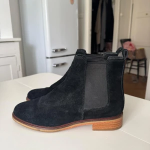 Boots - Här har vi ett par jätte snygga boots från Clarks i storlek 41. Innermått: 26,5. De är helt nya. Jätte fina nu till hösten.🍁💕😊☺️