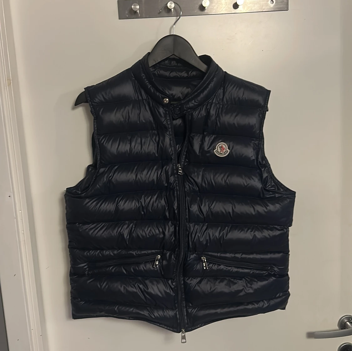 Mörkblå dunväst från Moncler