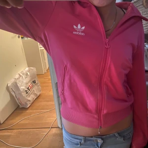 Rosa adidas kofta - Rosa adidas kofta som ej kommit till så mycket användning 😇😇