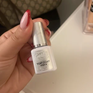 Depend Gel iQ Top Coat Step 4 - Depend Gel iQ Top Coat Step 4 är ett genomskinligt topplack för gelnaglar. Kommer i en vit och silverfärgad flaska med penselapplikator. Ger glansig finish och skyddar nagellacket. Perfekt för dig som vill ha salongskänsla hemma.