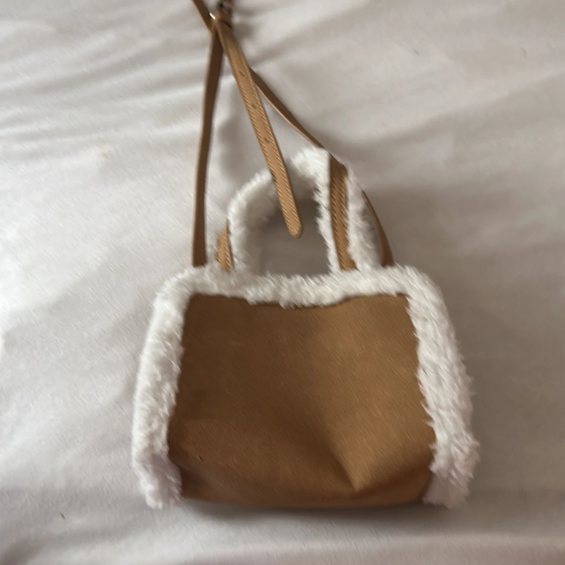 Beige axelväska med fuskpälsdetaljer