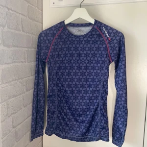 Tröja - Tränings -/ underställströja. Fint skick från tenson, perfekt inför skidsemestern 