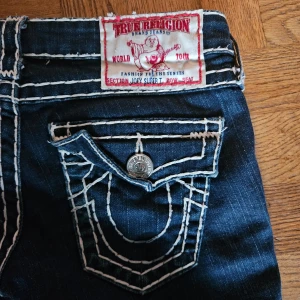 True Religion blå bootcut jeans, stl 24 - True religion, storlek 24 / xs skriv för fler bilder o frågor💗 midjan tvärs över : 37cm Innerbenslängd : 76cm