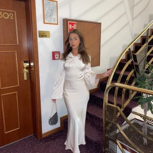 Champagnefärgad satinklänning från ZARA - Superelegant långklänning i champagnefärgad satin från ZARA. 