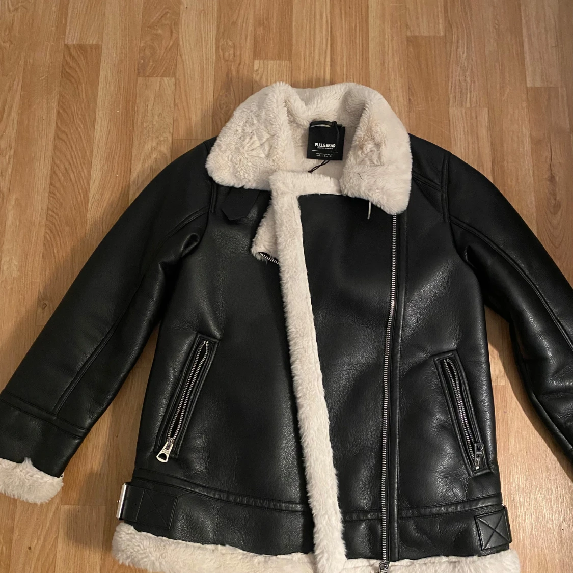 Svart pälsjacka från Pull&Bear - 3