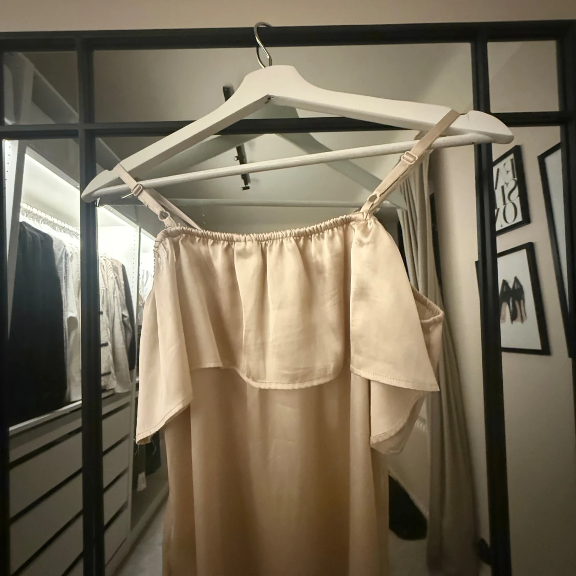 Champagnefärgad klänning från Lindex