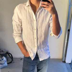 Vit linneskjorta från Jack & Jones L - Vit skjorta i 100% linne från Jack&Jones premium. Skjortan har en avslappnad passform. Storleken är mer som en medium.