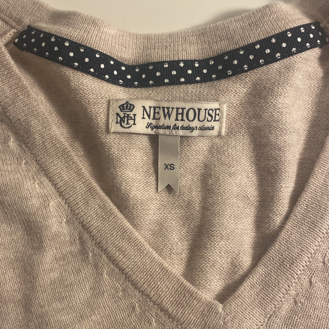 Beige v-ringad stickad tröja Newhouse - 4