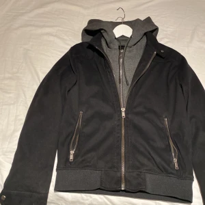 Svart jacka med grå hoodie Zara Man - Svart zara jacka med inbyggd grå hoodie i 