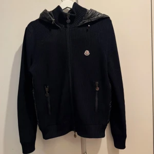 Moncler cardigan back padded L - Moncler cardigan back padded L | passar M | 5999 | mycket bra skick | mörkblå | Hör av er 