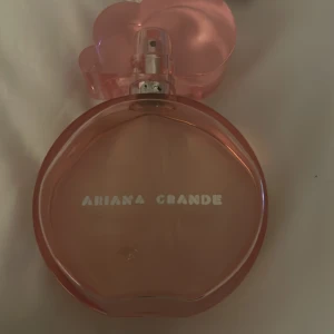 Ariana Grande Pink cloud  - Snygg parfym från Ariana Grande i en rosa flaska med molnformad kork. Perfekt för dig som gillar trendiga och lekfulla detaljer på din parfymhylla.