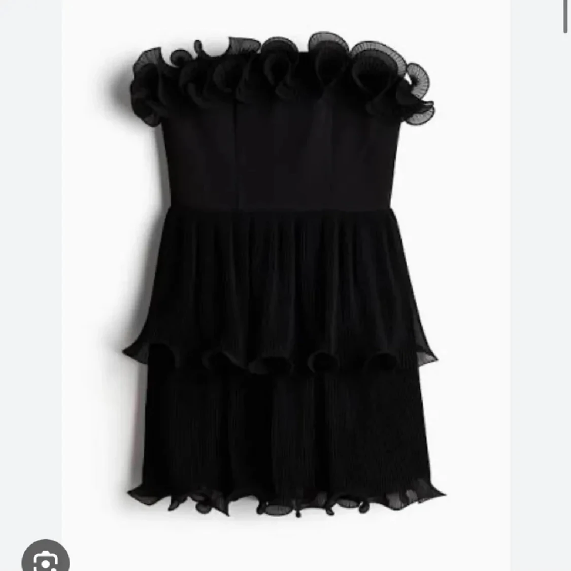 Svart axelbandslös volangklänning