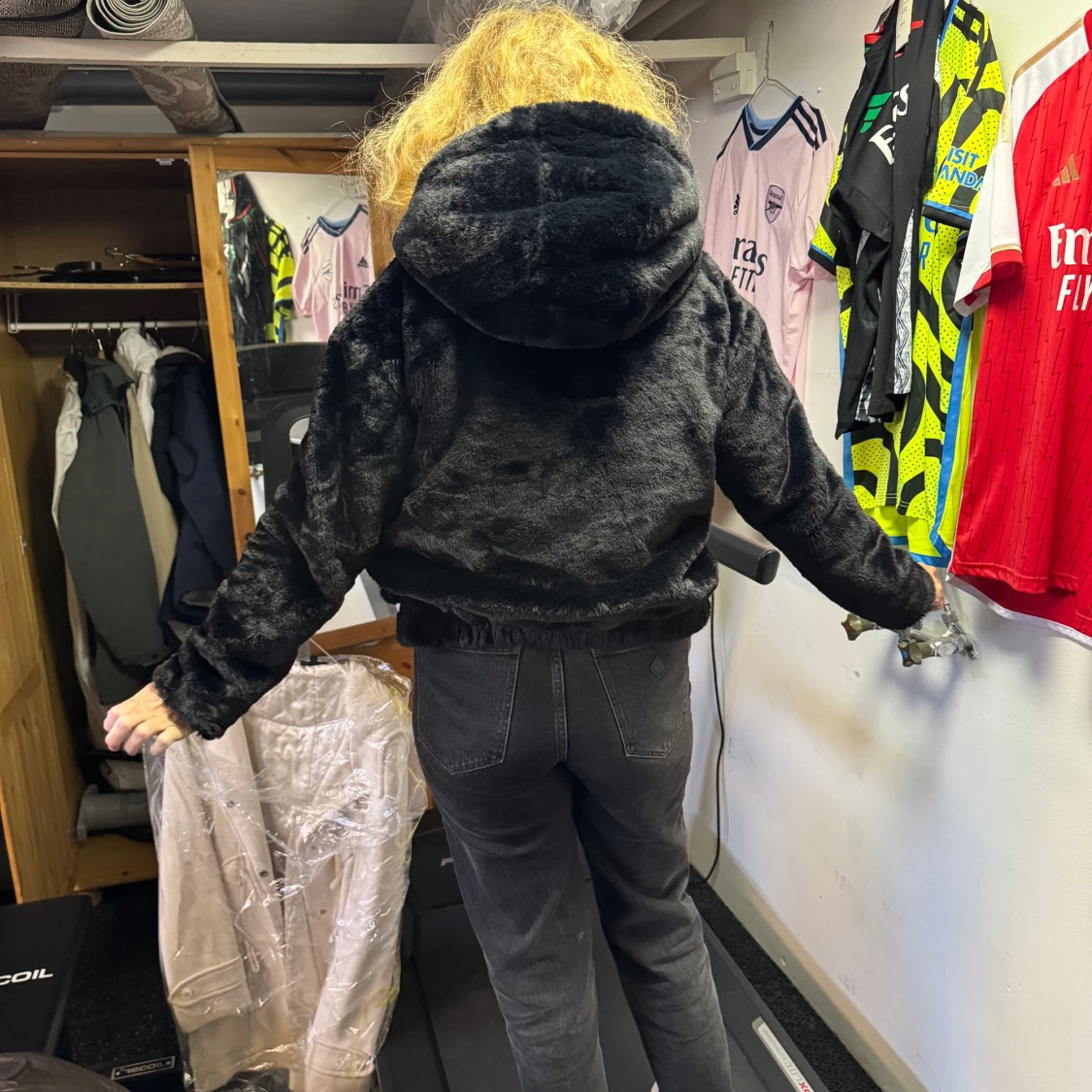 Svart pälsjacka från Pull&Bear - 1