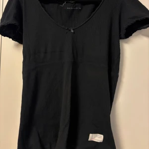 Svart ribbad topp från Odd Molly - Svart ribbad topp från Odd Molly. Söt liten rosett framtill och logga på ena ärmen. Skriv om du har frågor💕