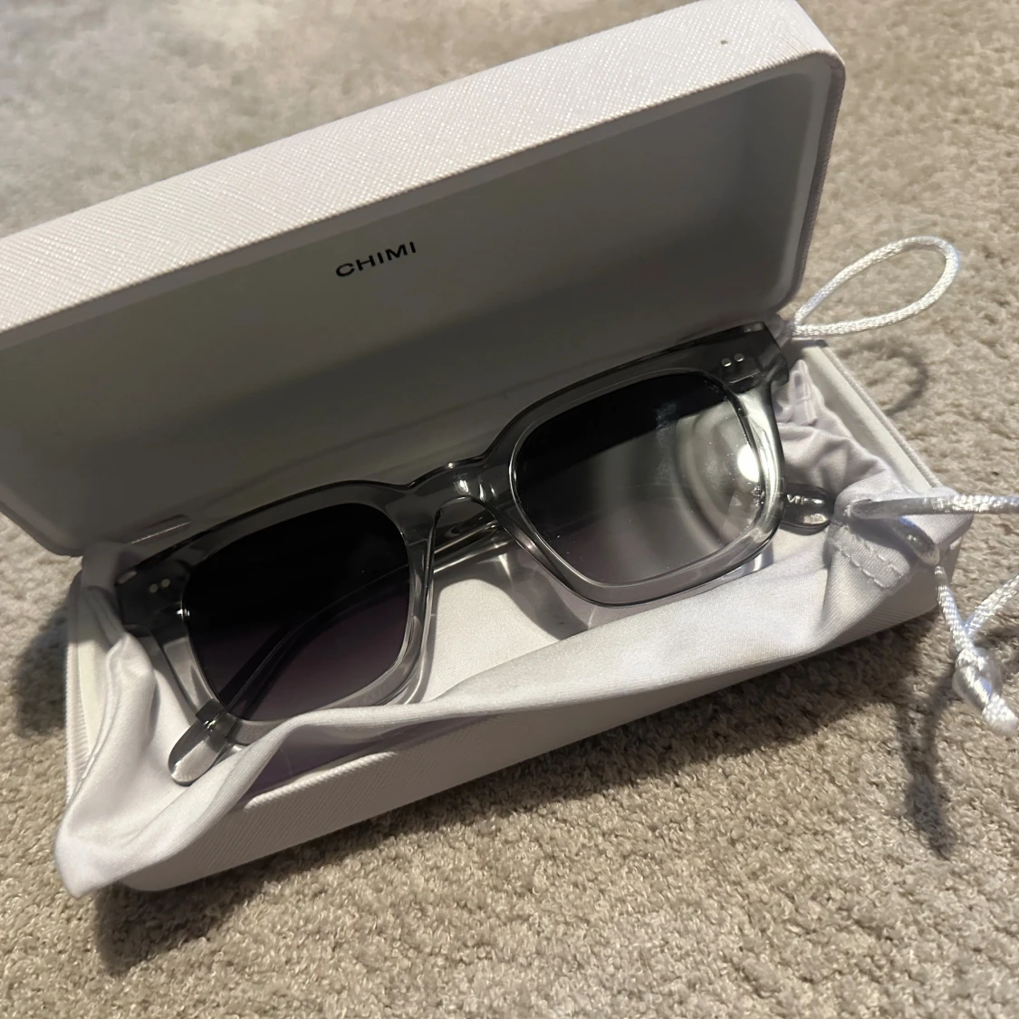 CHIMI transparenta solglasögon