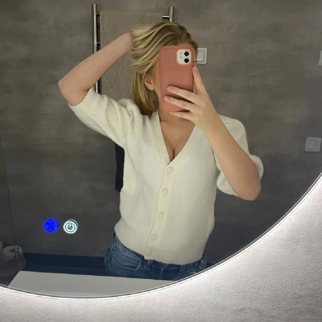 Vit stickad kofta med v-ringning