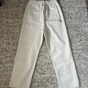 Ralph Lauren Mjukisbyxor – Grå - Ralph Lauren Mjukisbyxor – Grå 👖 Storlek: M 🌫️ Färg: Grå ✨ Skick: 10/10 – aldrig använda, helt nya 💎 Märke: Ralph Lauren