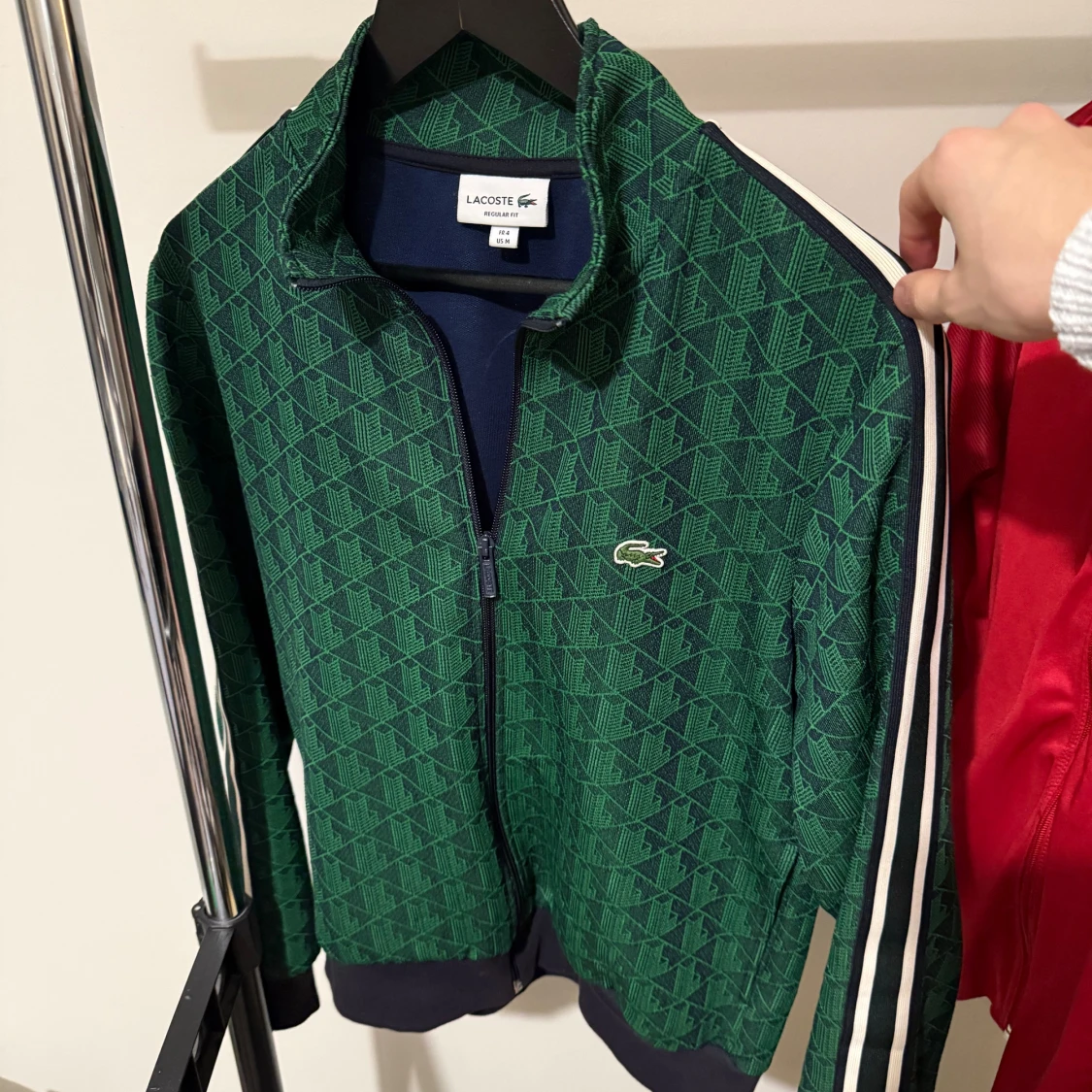 Grön mönstrad vindjacka från Lacoste