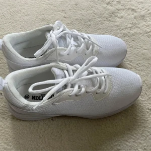 Vita skor från Nonation strl 39 - Fräsch och snygga dam skor i storlek 39! Perfekta att ha som gympa skor eller som vanliga vardags skor! Helt nya och aldrig använda! Pris kan diskuteras ❤️🫶🏼