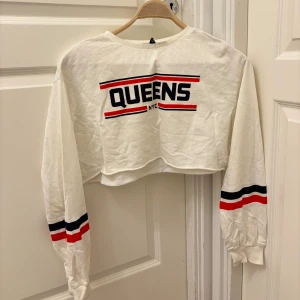 Vit croppad tröja från H&M - Cool vit croppad tröja från H&M med tryck framtill, använd ett fåtal gånger🥰