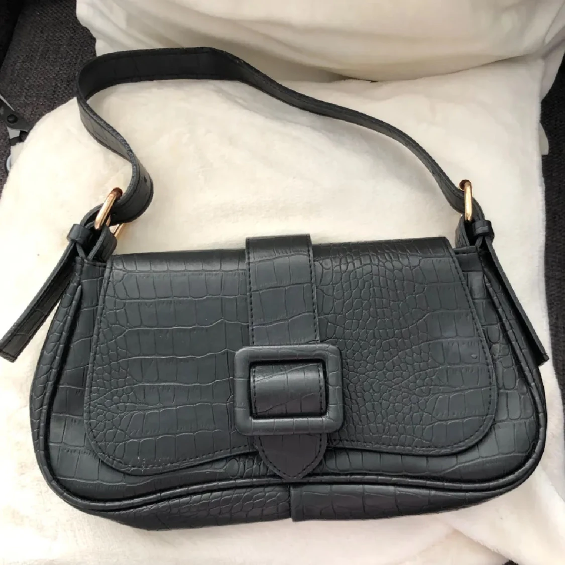 Svart axelväska med krokopräglad yta