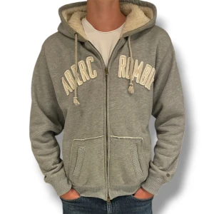 Abercrombie Hoodie  - Abercrombie Hoodie | Vintage modell | Skick 8/10 färgen grå | Dragkedjan är lite svår att stänga | Passar storlek XL/L | Hör av er för mer information/bilder! 