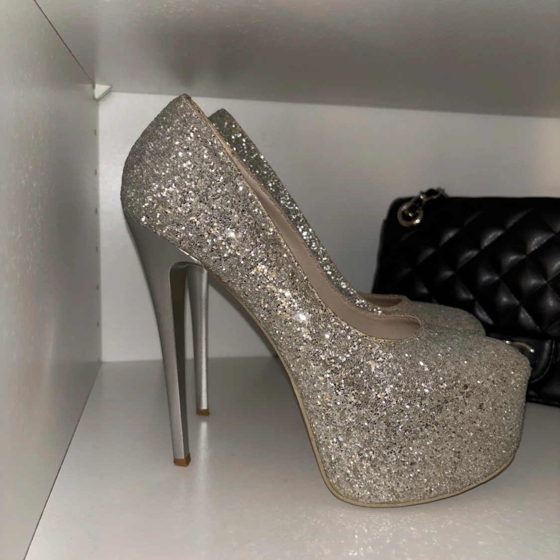 Glittriga silverfärgade pumps med platå - 2