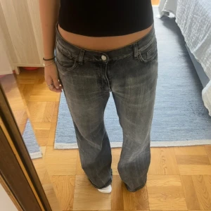 Mörkgrå wide jeans med låg midja - Säljer ett par vida mörkgrå jeans med snygg tvätt och låg midja. Passar till både vardagströjor och festtoppar! Använda 1-2 gånger så dem är som nya.